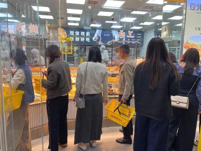 天能卖百余盒！不少日照人爱吃但要克制……龙8国际电子游戏娱乐平台好吃到停不下来一(图4)